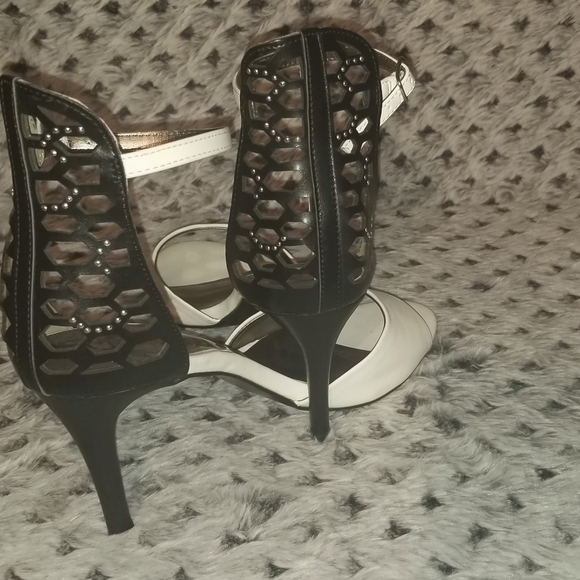 Fabulous and sure to be noticed pair of heels - Picture 3 of 8